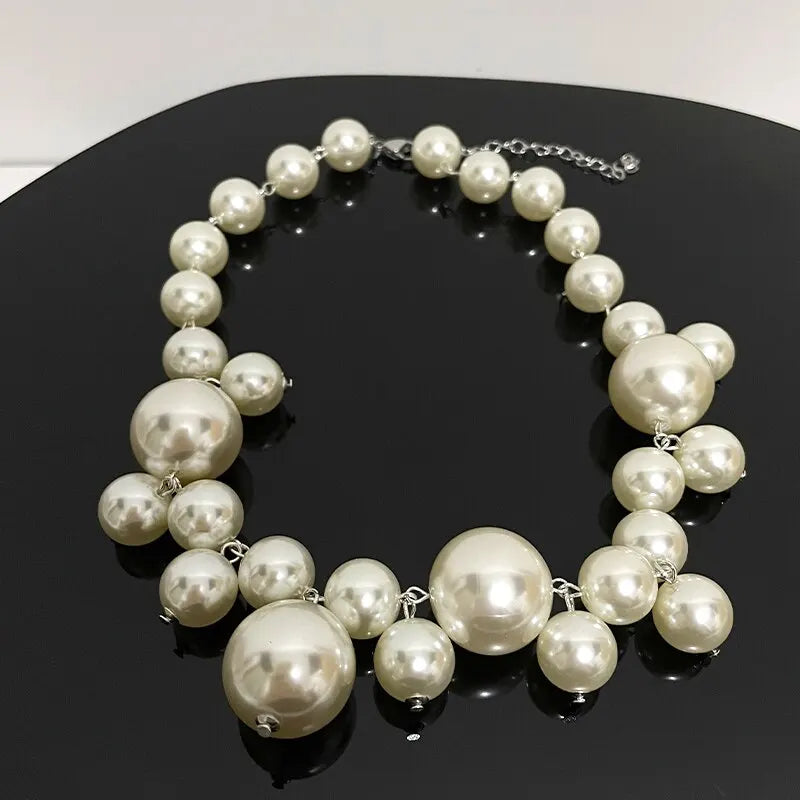 Imponente Collar con Colgante y Grandes Perlas