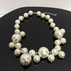 Imponente Collar con Colgante y Grandes Perlas