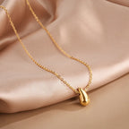 Collar fino con colgante de gota de agua en oro