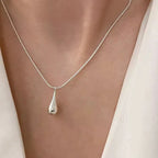 Collar con colgante fino de gota de agua plateada