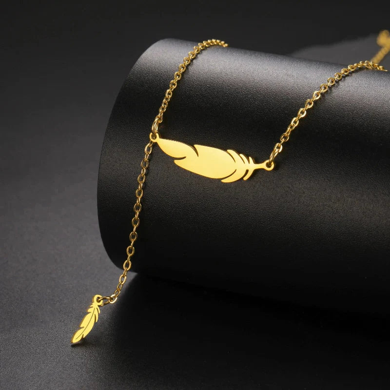 Collar Colgante Pluma Fina estilo a oro