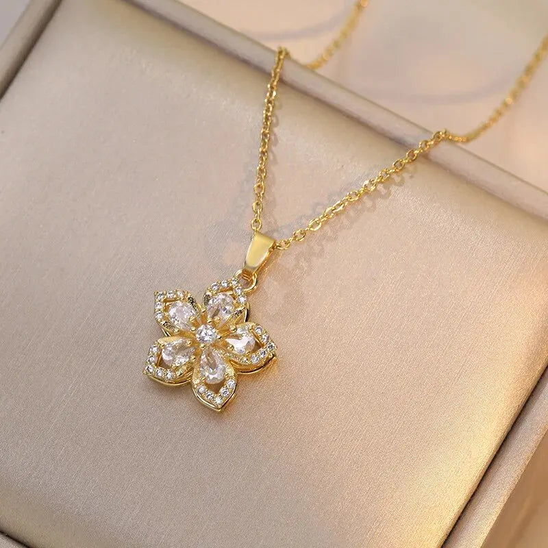 Collar con Colgante de Flor de 5 Pétalos en Circonio b