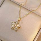 Collar con Colgante de Flor de 5 Pétalos en Circonio b