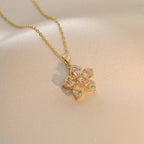 Collar con Colgante de Flor de 5 Pétalos en Circonio a