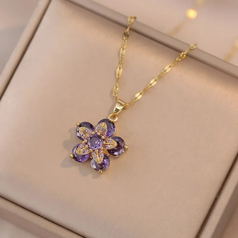 Collar con Colgante de Flor Colorida en Circonia violeta