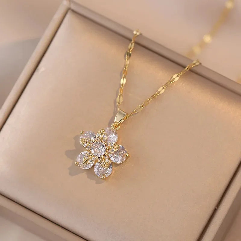 Collar con Colgante de Flor Colorida en Circonia blanca