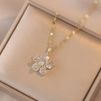 Collar con Colgante de Flor Colorida en Circonia blanca