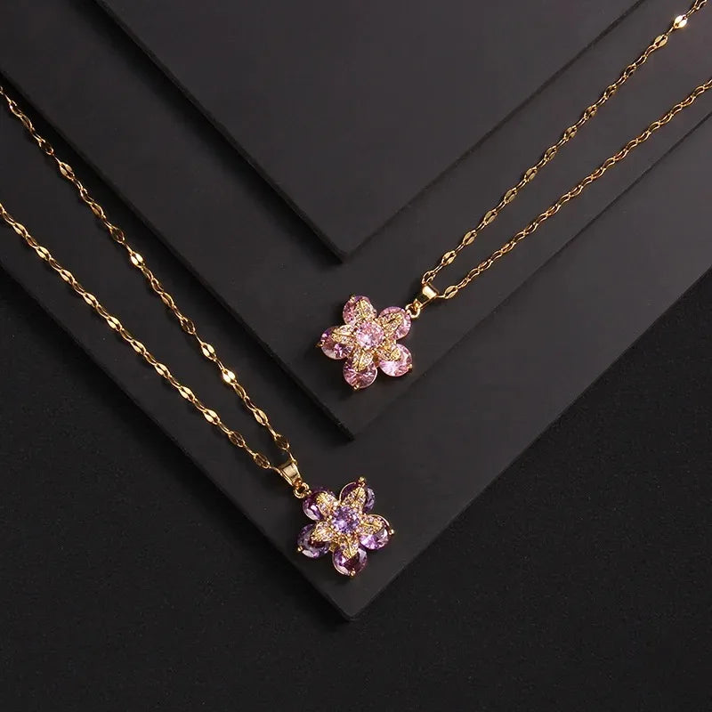 Collar con Colgante de Flor Colorida en Circonia rosa