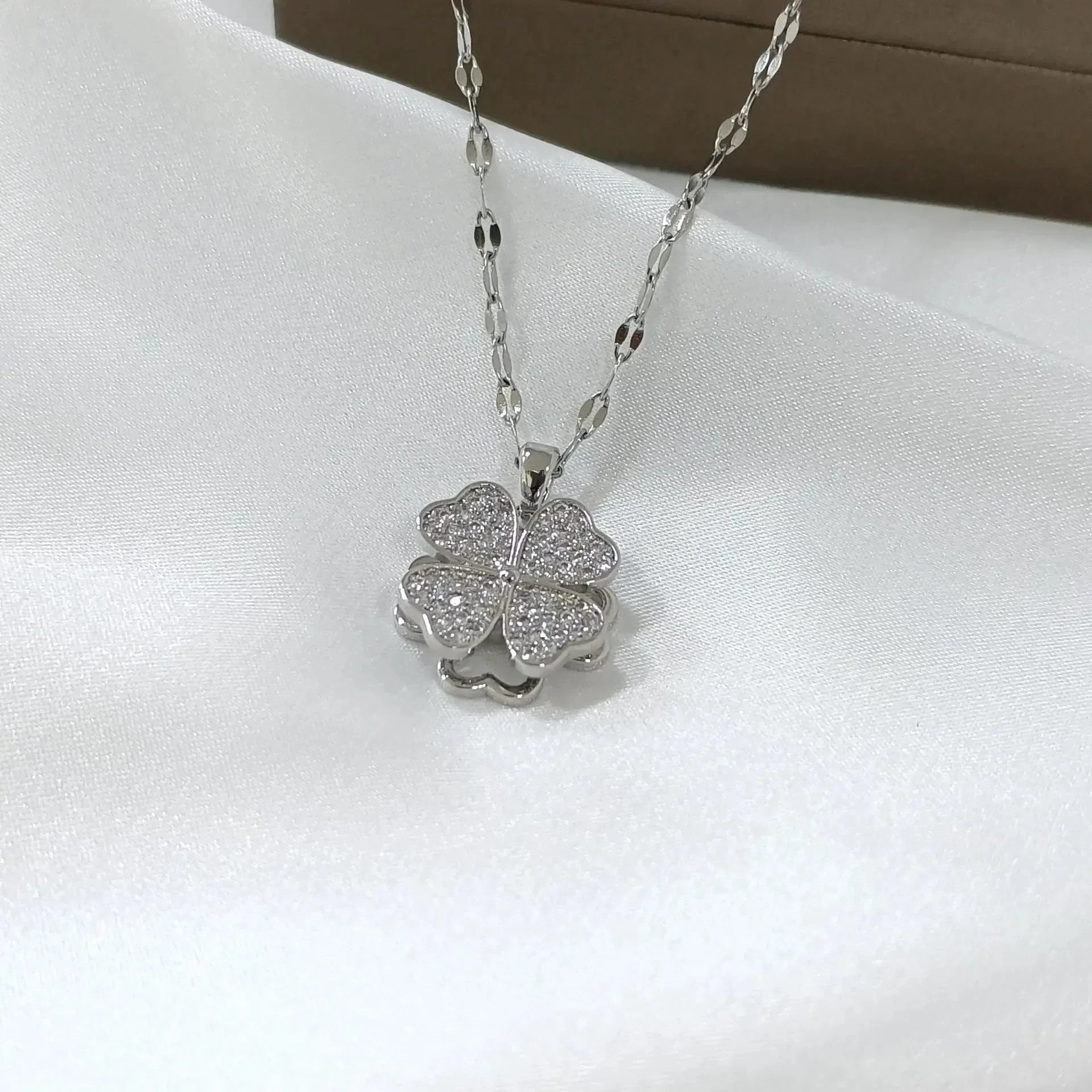 Collar con Colgante de Flor en Circonio Giratorio Anti-Estrés plata