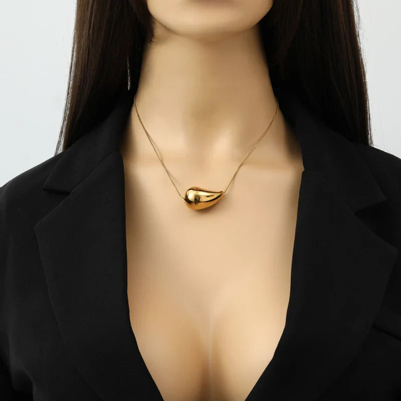 Collar con colgante de gota de agua en oro estilo 2