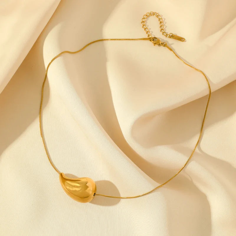 Collar con colgante de gota de agua en oro estilo 2