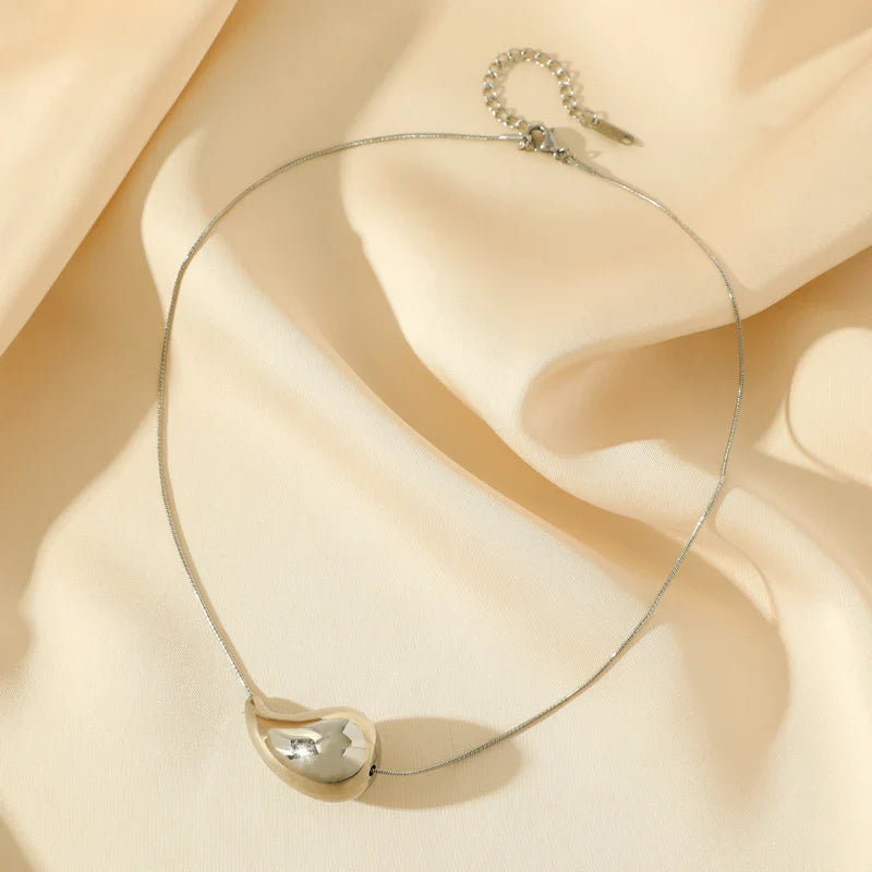 Collar con colgante de gota de agua en plata estilo 2