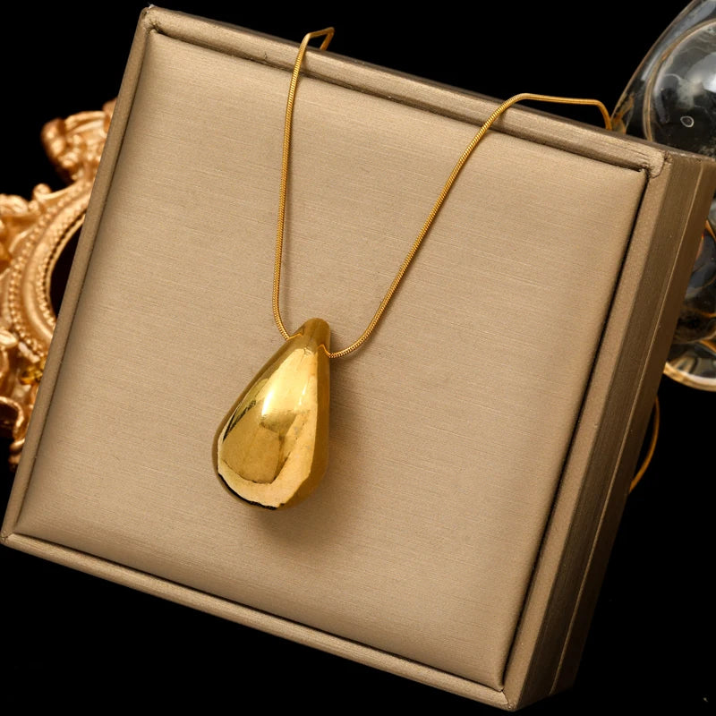 Collar con colgante de gota de agua en oro estilo 1
