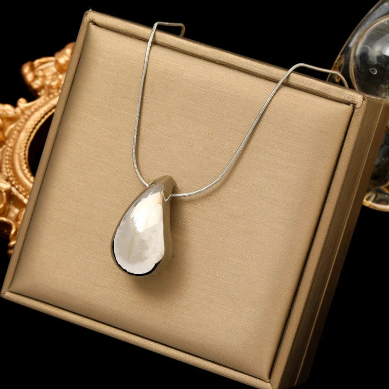 Collar con colgante de gota de agua en plata estilo 1