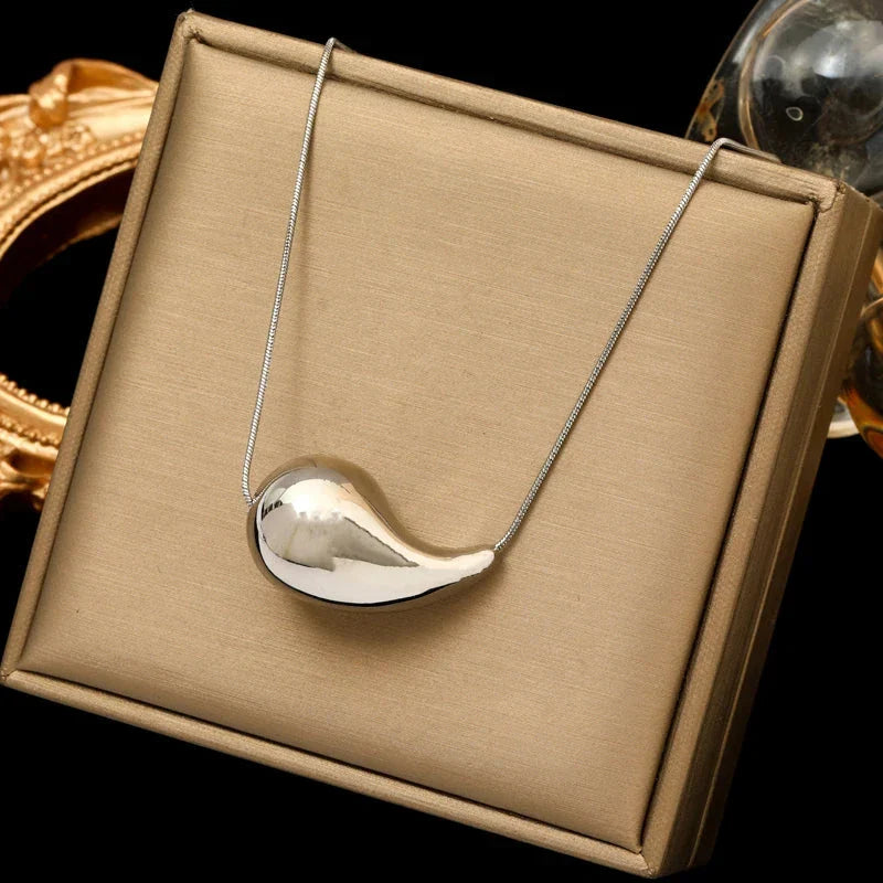 Collar con colgante de gota de agua en plata estilo 2
