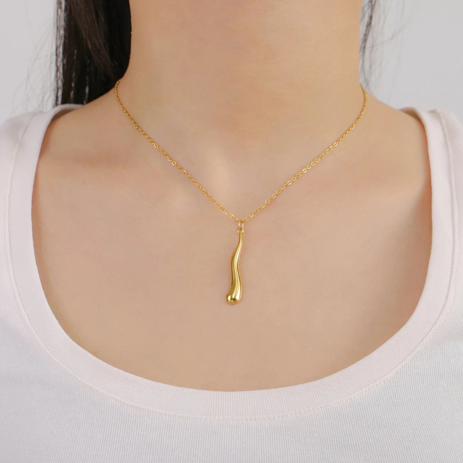 Collar con Colgante de Gota de Agua Asimétrica en oro