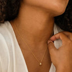 Collar con colgante de gota de agua con perla de circonio en oro