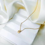 Collar con colgante de gota de agua con perla de circonio en oro