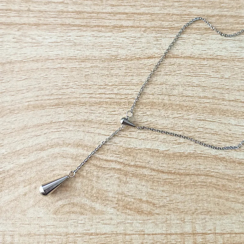 Collar con Colgante Fino en Forma de Gota de Agua plata