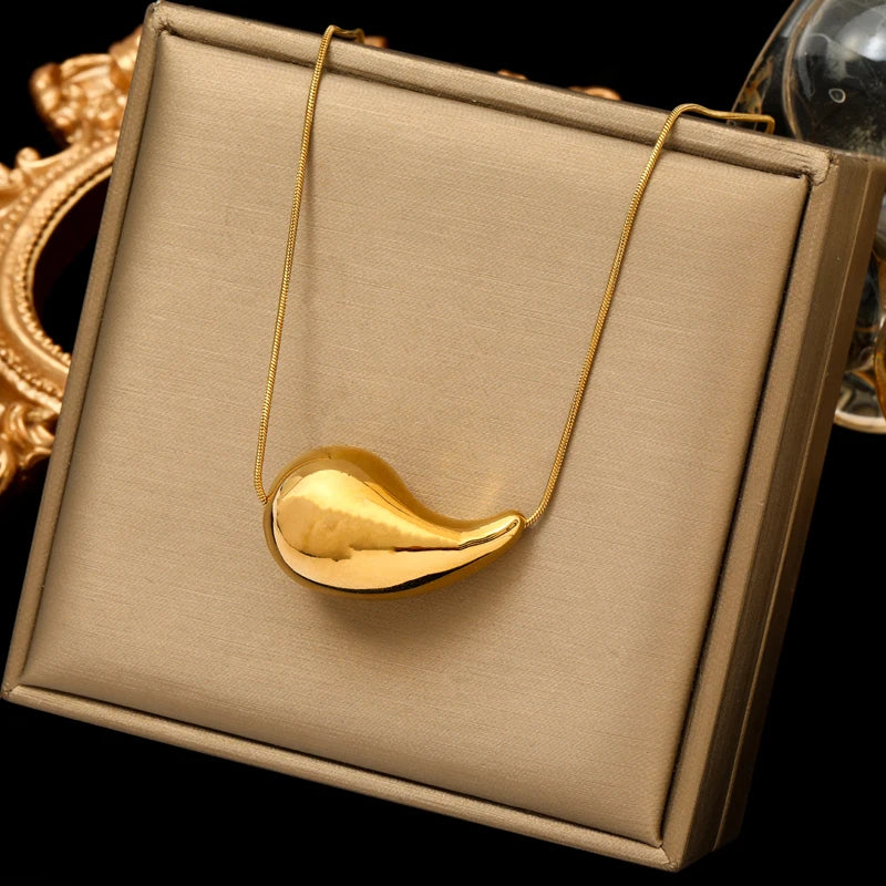 Collar con colgante de gota de agua en oro estilo 2
