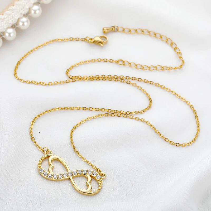Collar con colgante infinito corazón y circonio dorado