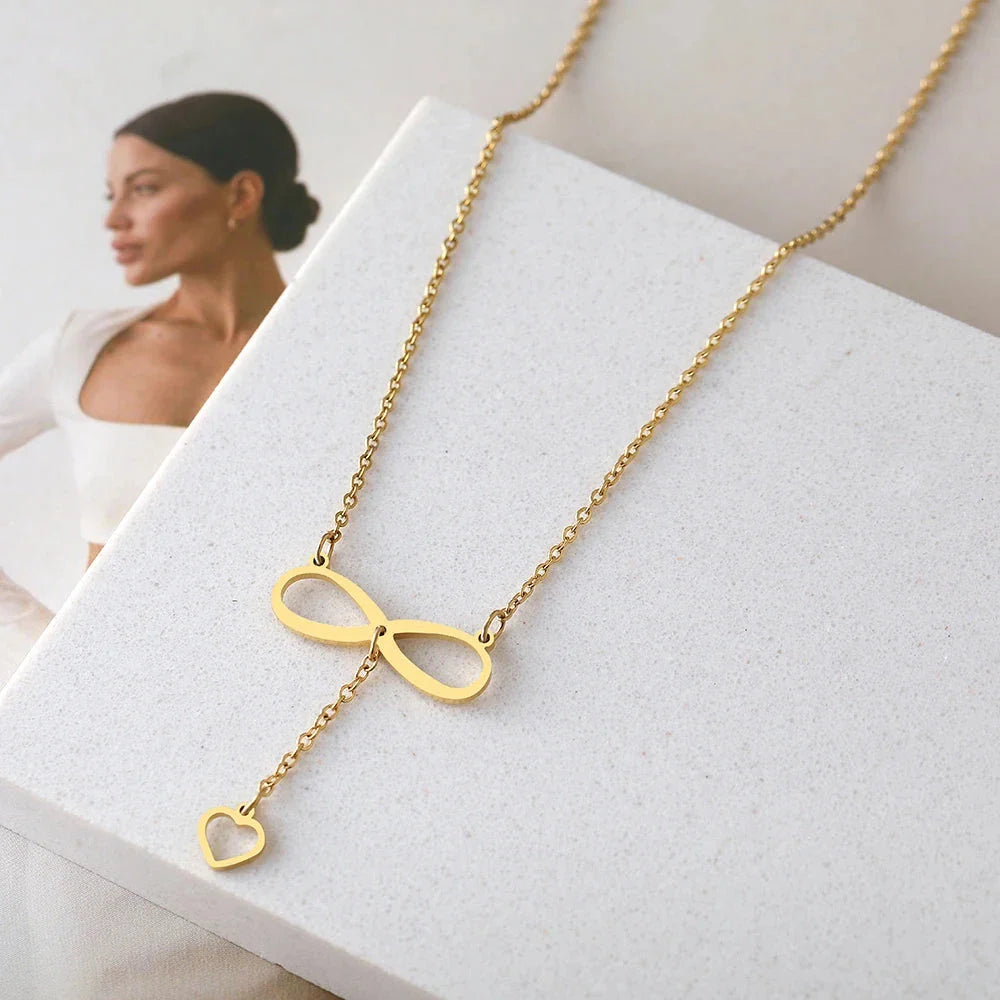 Collar con colgante de infinito y corazón en oro