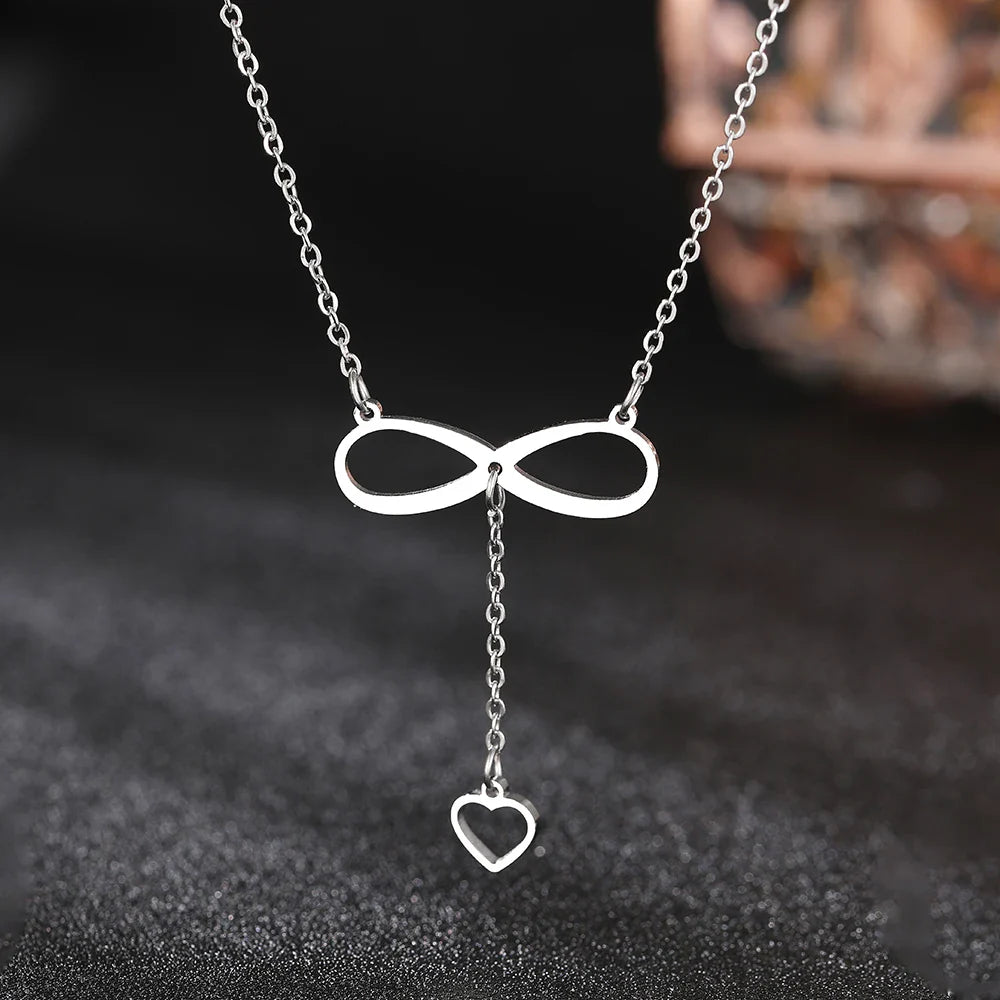 Collar con colgante de infinito y corazón en plata
