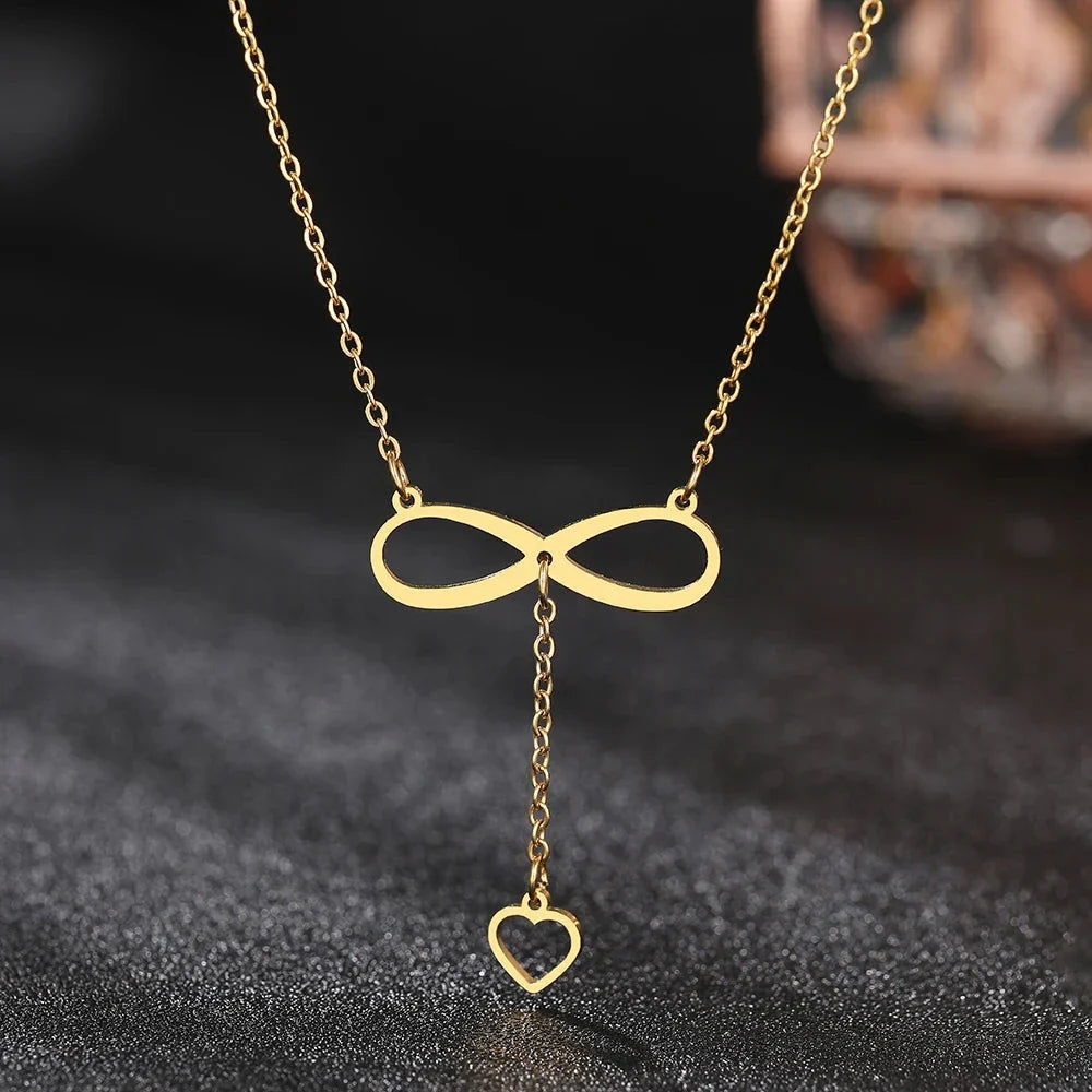 Collar con colgante de infinito y corazón en oro