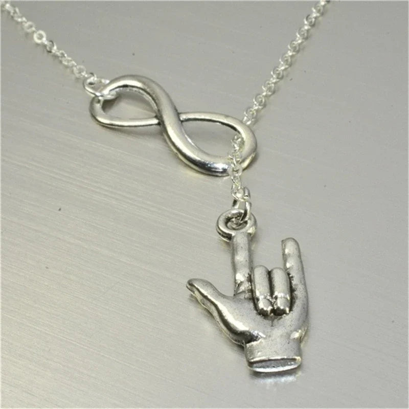 Collar con colgante de infinito y mano