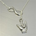 Collar con colgante de infinito y mano