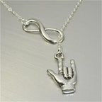 Collar con colgante de infinito y mano