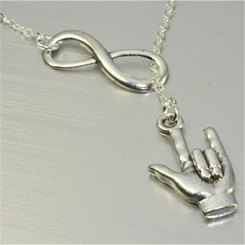 Collar con colgante de infinito y mano