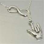 Collar con colgante de infinito y mano