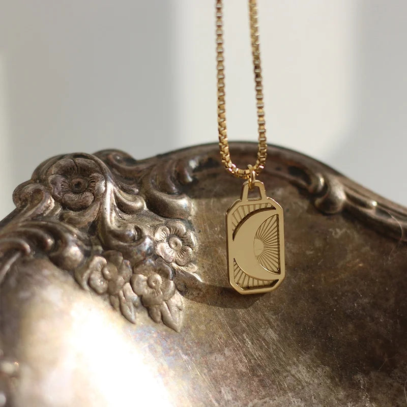 Collar con Colgante de Luna de Estilo Vintage