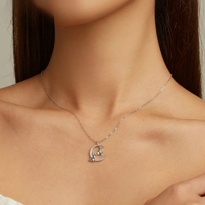 Collar con colgante de luna en circonita y gato