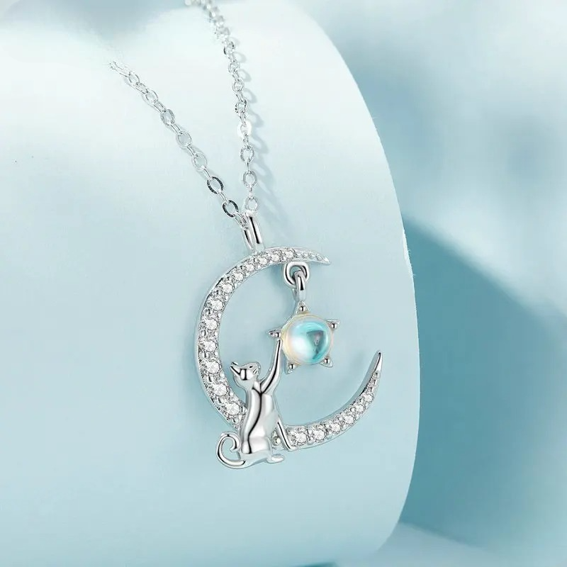Collar con colgante de luna en circonita y gato