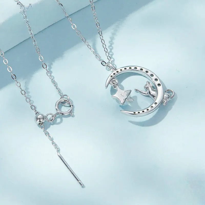 Collar con colgante de luna en circonita y gato