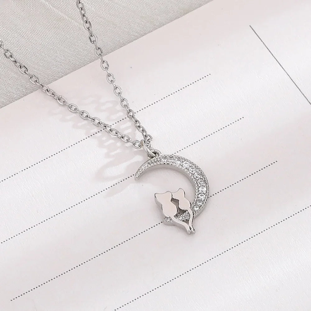 Collar con colgante de luna y gatos con cristal