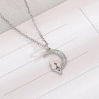 Collar con colgante de luna y gatos con cristal