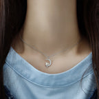 Collar con colgante de luna y gatos con cristal