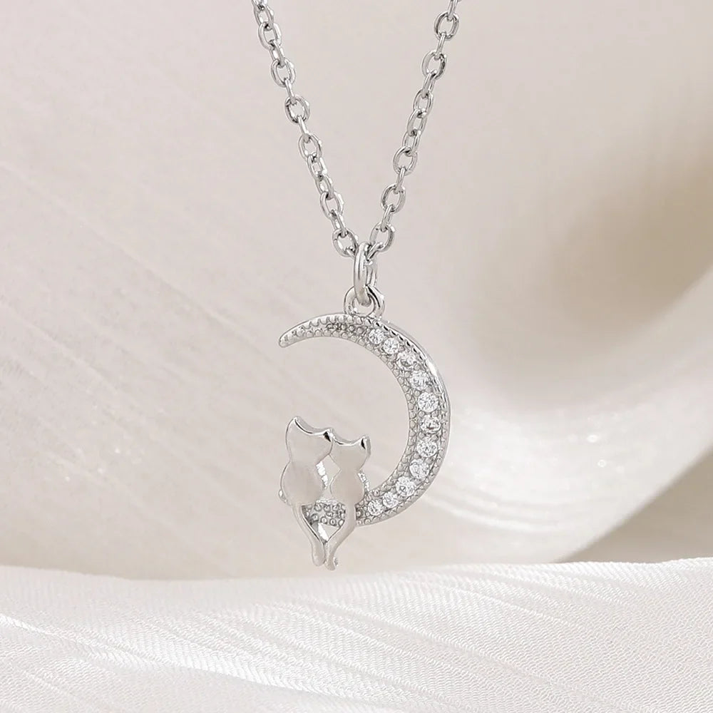 Collar con colgante de luna y gatos con cristal
