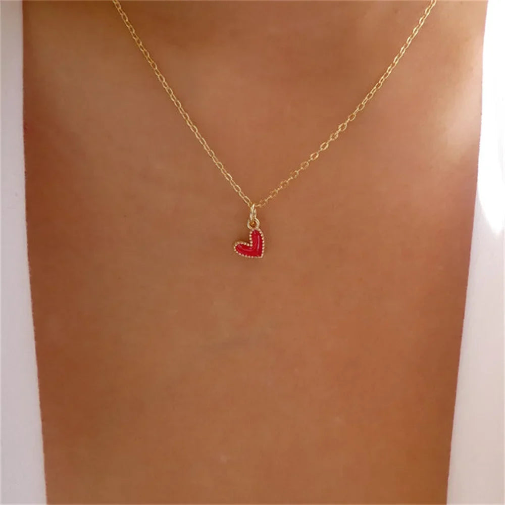 Collar con colgante de pequeño corazón rojo tipo gargantilla