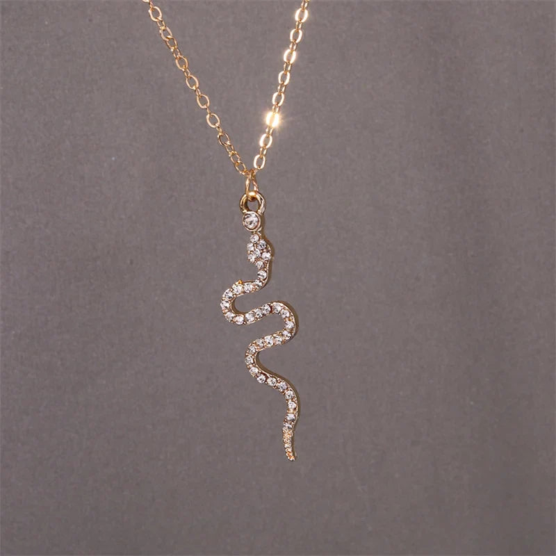 Collar con Colgante de Serpiente con Circonitas dorado 