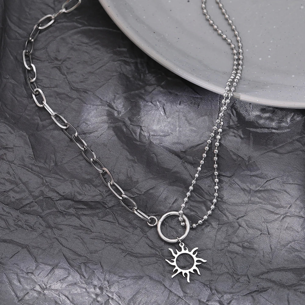 Collar con colgante de sol asimétrico plata