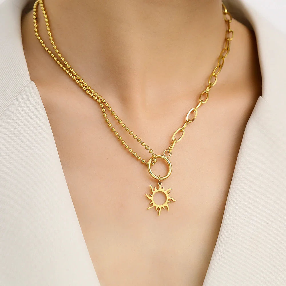 Collar con colgante de sol asimétrico oro