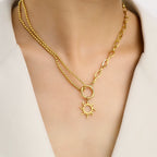 Collar con colgante de sol asimétrico oro
