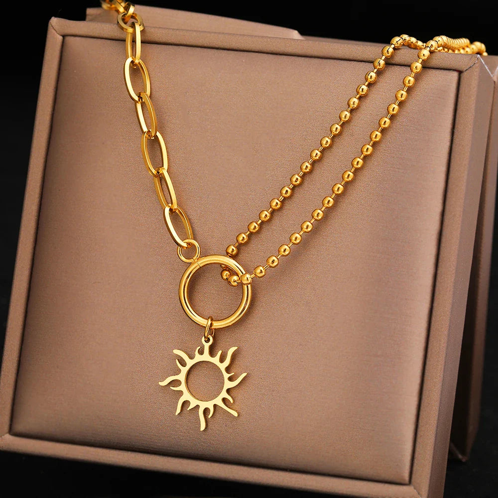 Collar con colgante de sol asimétrico oro