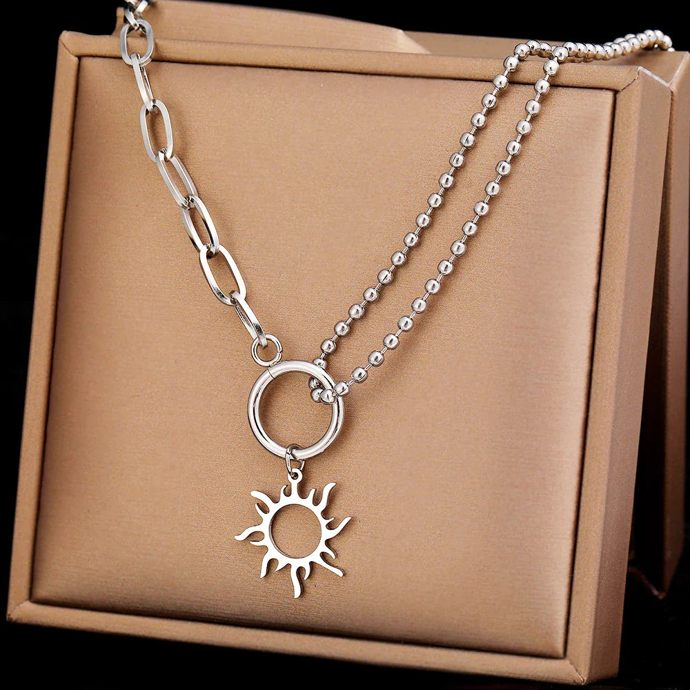 Collar con colgante de sol asimétrico plata