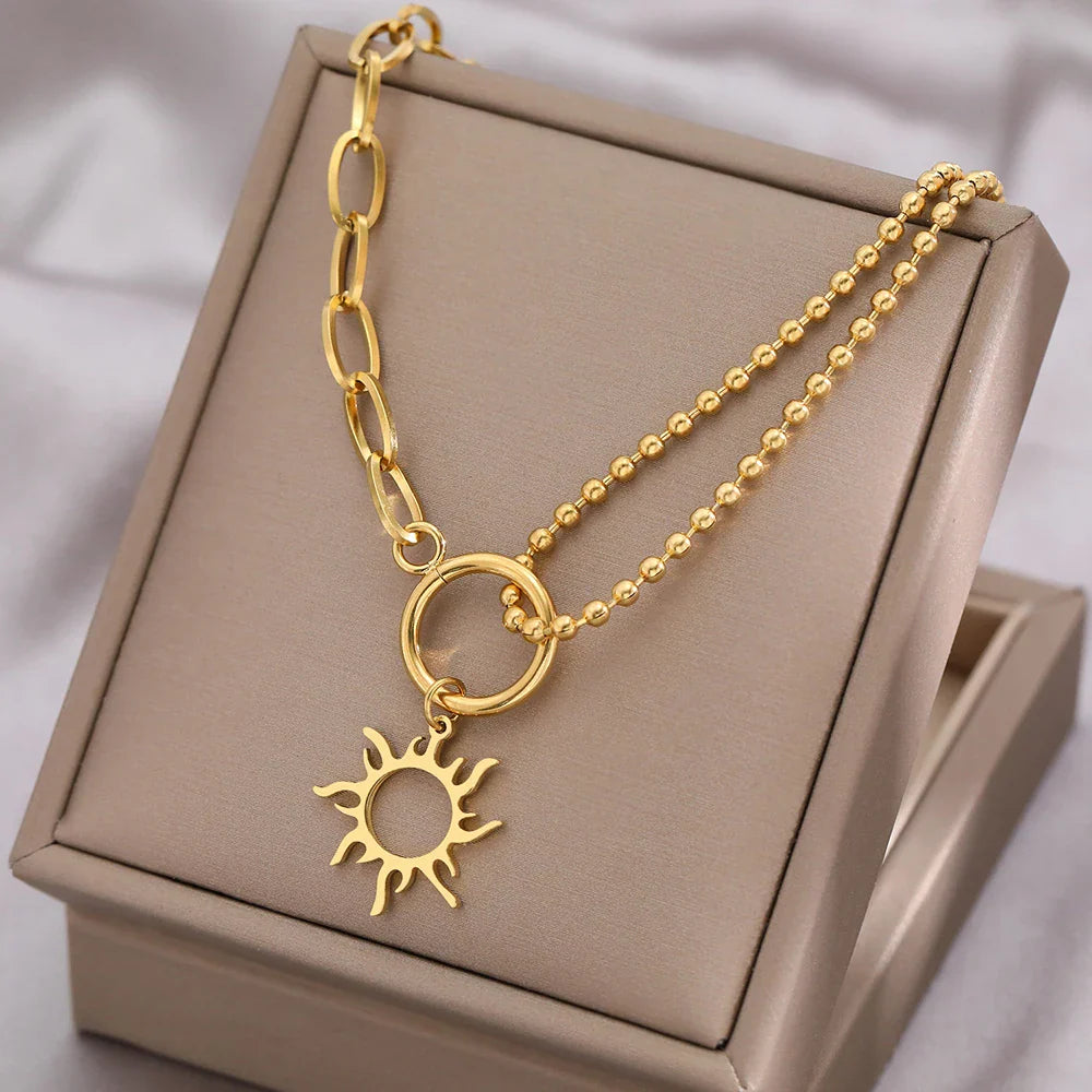 Collar con colgante de sol asimétrico oro