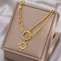 Collar con colgante de sol asimétrico oro